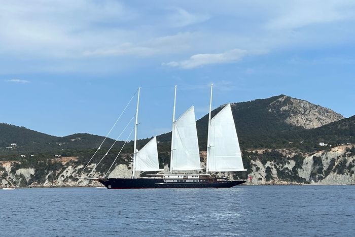 lauren sanchez mermaid yacht