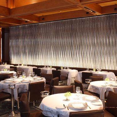 当然是铺着白色桌布的桌子。