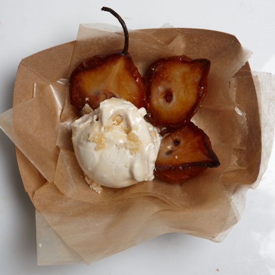 梨瓣配枫糖冰淇淋和姜糖。