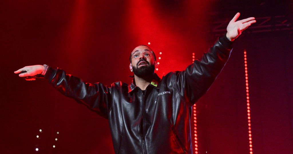 Drake Shows Off Collection of Bras Thrown on Stage During the It's All a  Blur Tour
