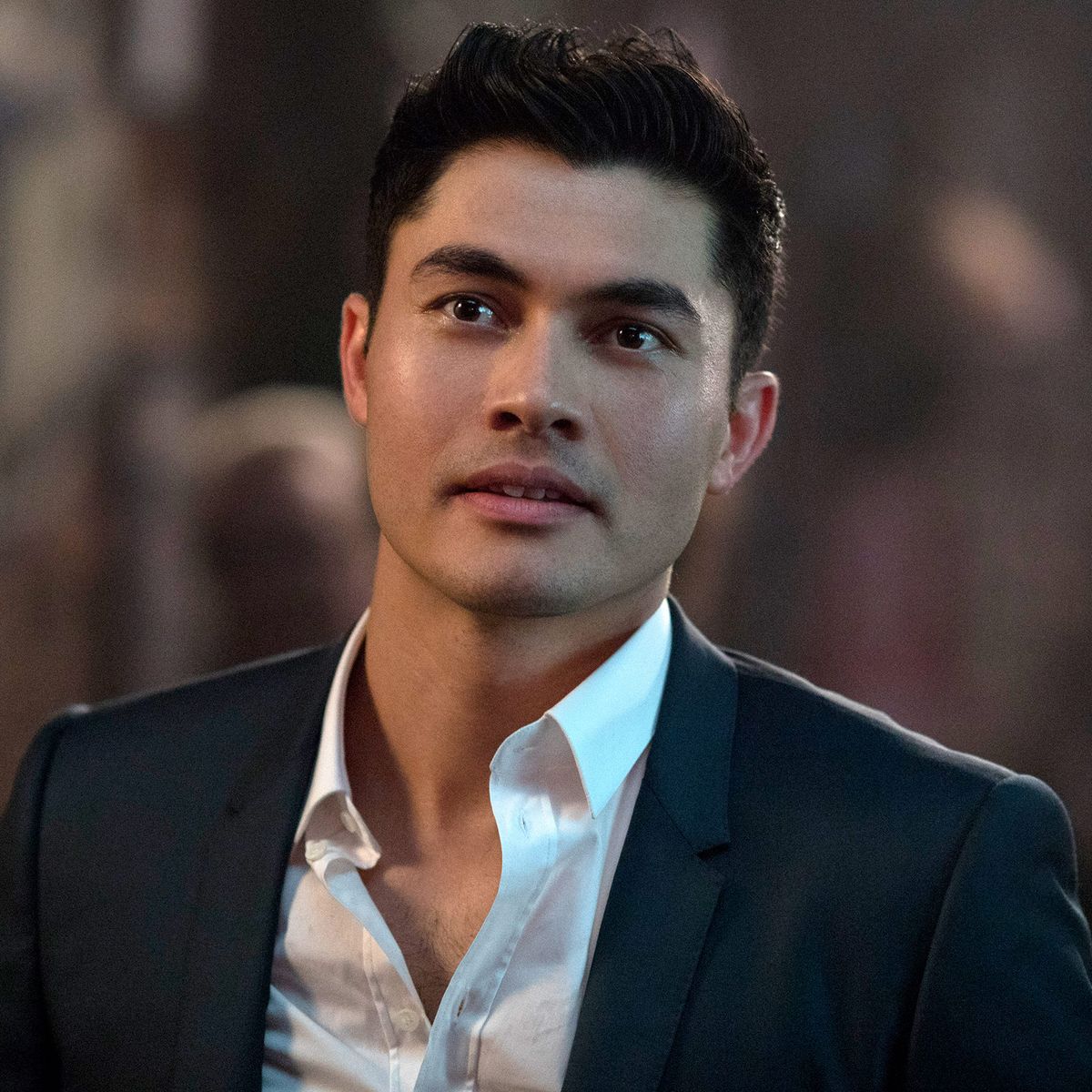 The 37-yaşında 186 cm uzunluğunda Henry Golding tarihli 2024