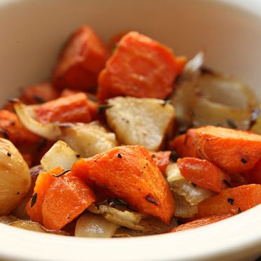 香草烤胡萝卜，洋葱和大蒜(当地)$3.50