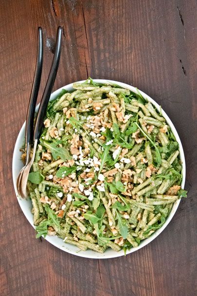 加芝麻菜，罗勒香蒜酱，青豆和烤核桃的卡萨雷切意大利面沙拉。