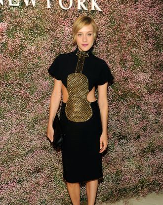 Scully noodzaak Laatste Chloë Sevigny Wore Karl Lagerfeld's Gold Violin Dress