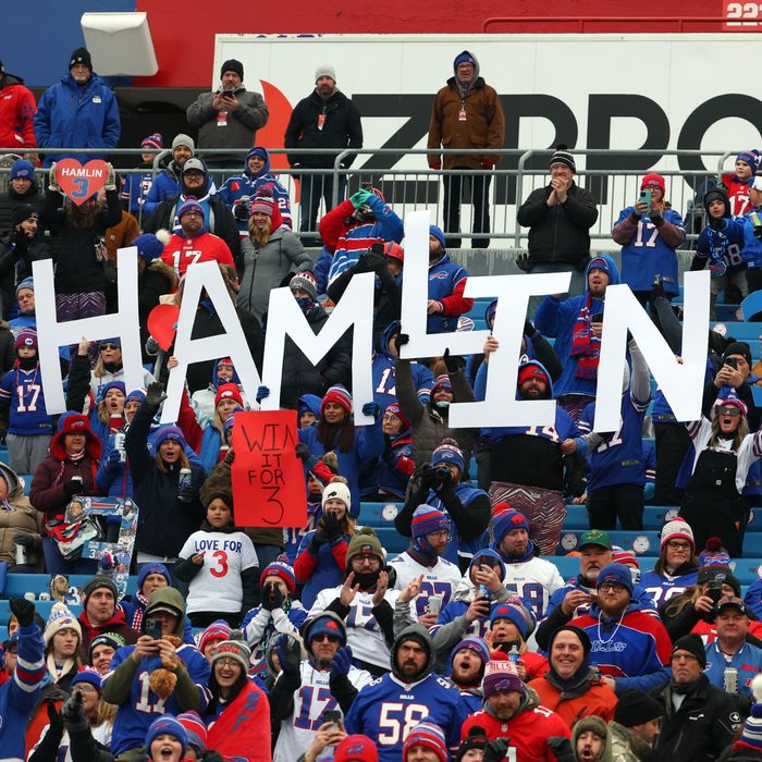 Buffalo Bills fans show love for Damar Hamlin 