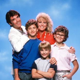 GROWING PAINS - cast gallery - Season One - 9/24/85 Jason Seaver (Alan Thicke) moved his psychiatrist office into the house after his journalist-wife Maggie (Joanna Kerns) returned to work and to watch their children, Mike (Kirk Cameron), Ben (Jeremy Miller) and Carol (Tracey Gold). 