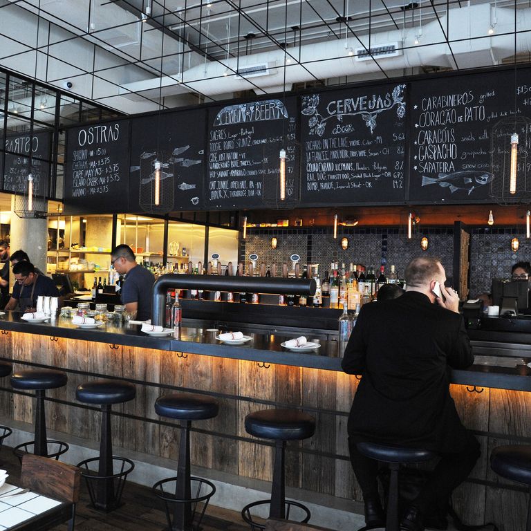 角落的空间由一个长长的三面吧台主导。