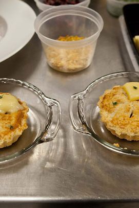 完成：单个苹果派，带有切达干酪壳和奶酪片。