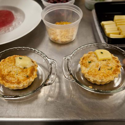 完成：单个苹果派，带有切达干酪壳和奶酪片。