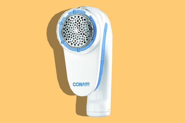 Conair Fabric Defuzzer - Shaver; Battery Operated; White