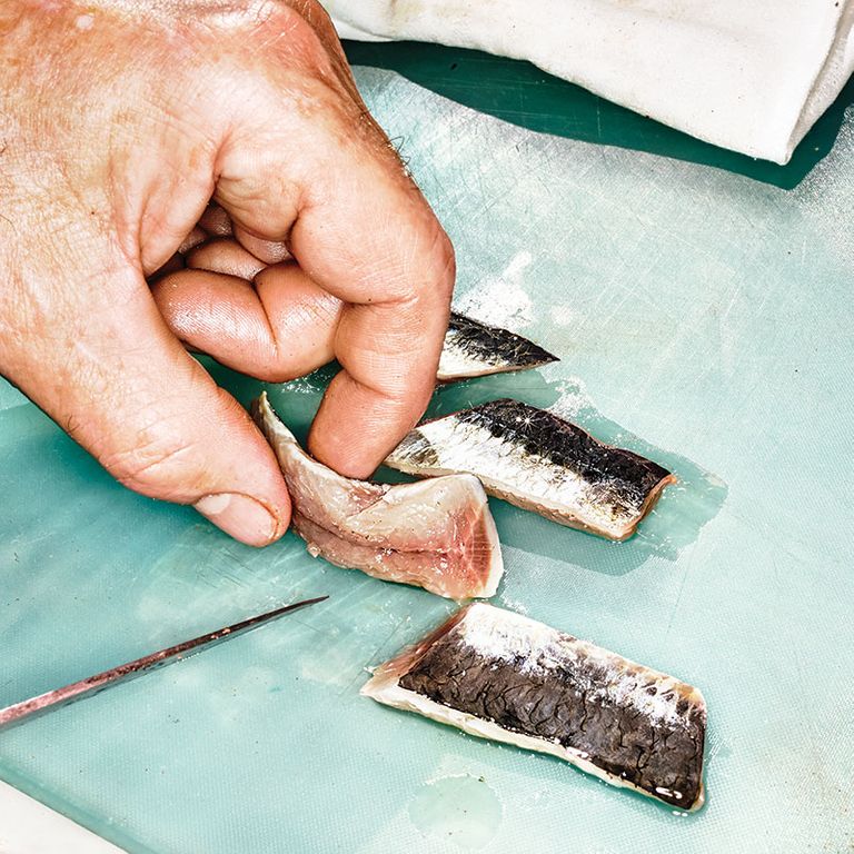 布利准备沙丁鱼炒。