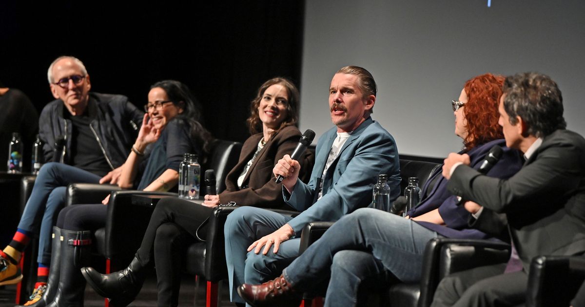 Ethan Hawke Roasts Ben Stiller at Reality Bites Cast Reunion