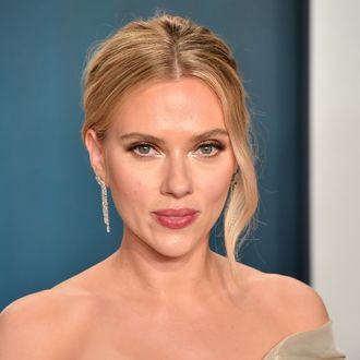 Scarlett Johansson Urges Industry to 'Step Back' From the HFPA