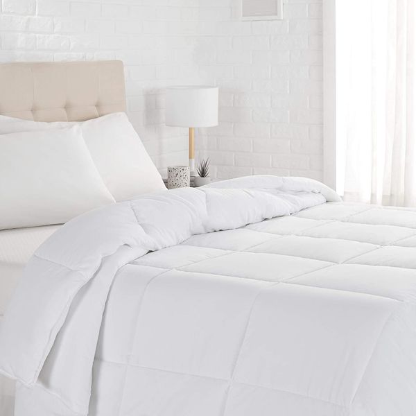 AmazonBasics Down Alternative Light Comforter