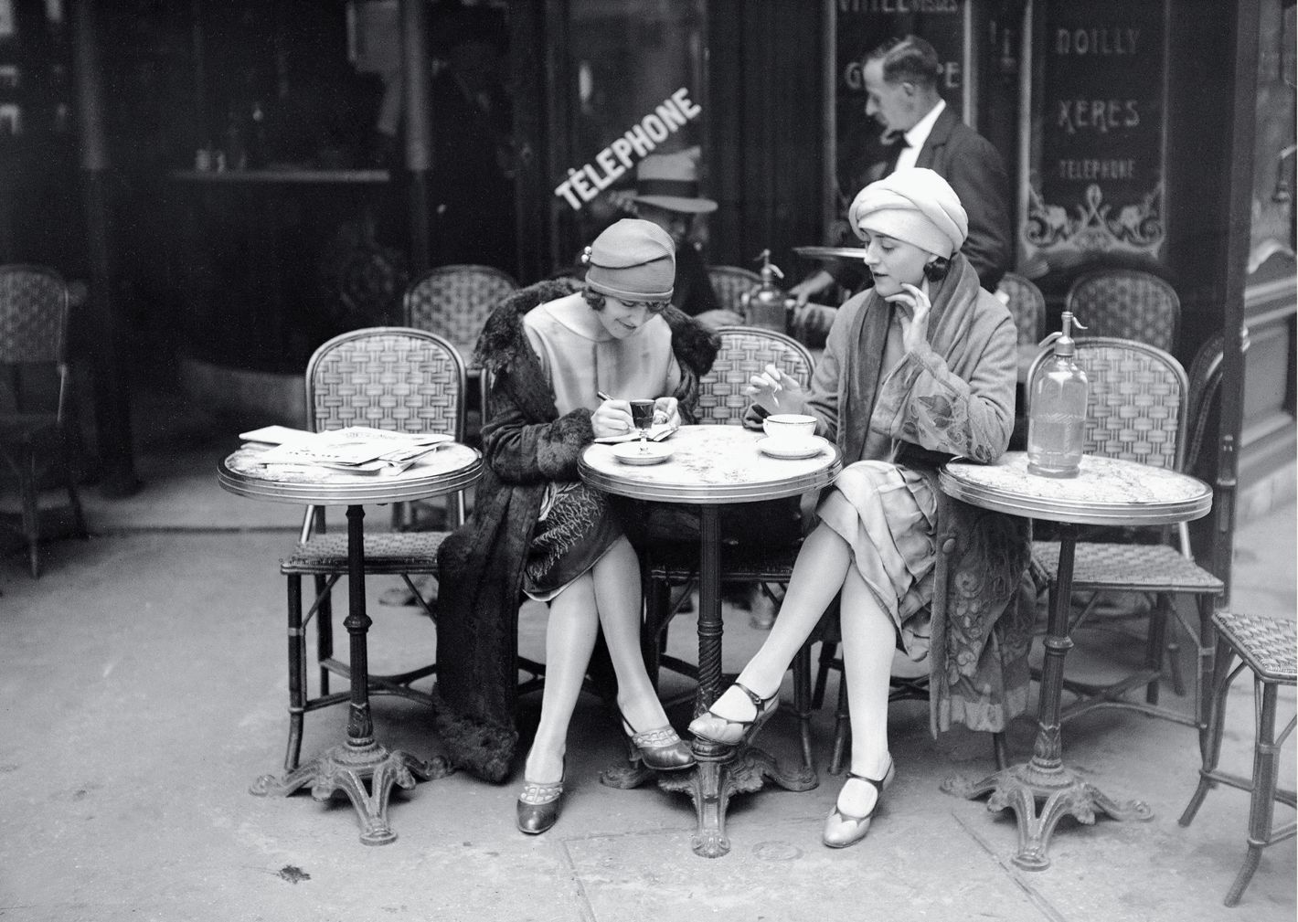 Париж кафе le bon Pecheur, 1980-е голые официантки