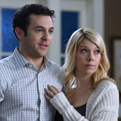 THE GRINDER: L-R: Fred Savage and Mary Elizabeth Ellis in the “Delusions of Grinder” episode airing Tuesday, Feb. 23 (9:30-10:00 PM ET/PT) on FOX. ©2016 Fox Broadcasting Co. Cr: Ray Mickshaw/FOX