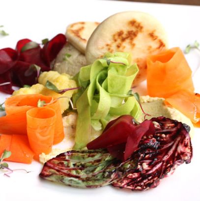 香醋甜菜、藏红花花椰菜、姜蜂蜜胡萝卜、香蒜芹叶腌白萝卜、蓝莓开胃菜、鹰嘴豆泥、piadina面包