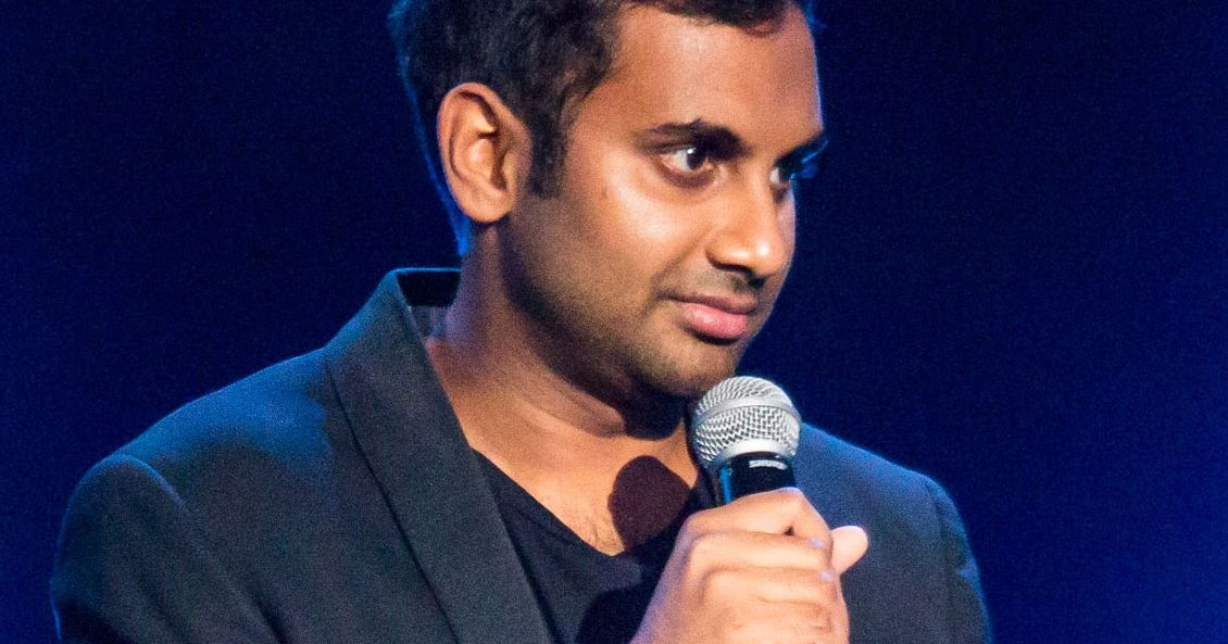 阿齊茲·安薩裡 (Aziz Ansari) 最近的一場演出中的場景