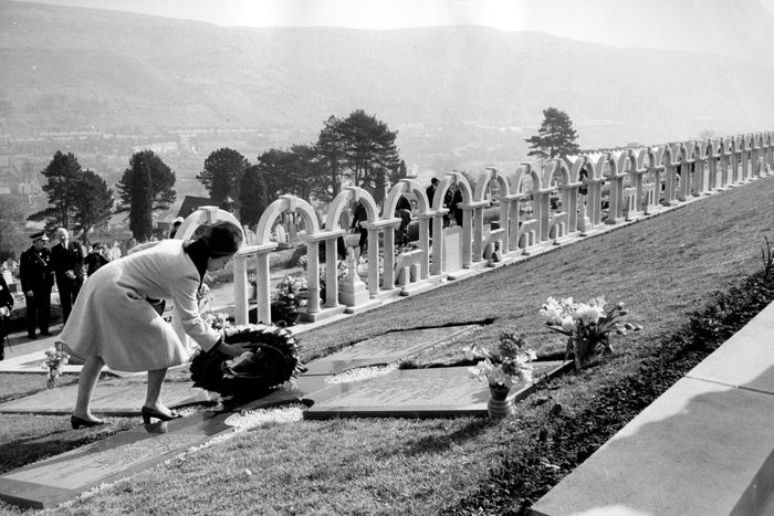 queen elizabeth visit to aberfan disaster