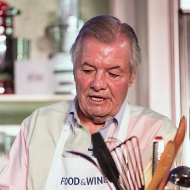 Jacques Pépin shows the crowd how to transform a tomato into a flower.