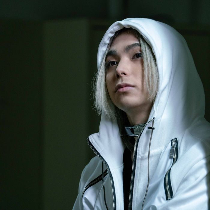 The white Nike zipped sweatshirt worn by Chishiya (Nijirō Murakami) in the  TV series Alice In Borderland (S01E02) | Spotern