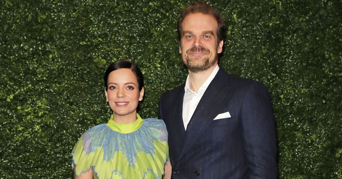 莉莉·艾倫（Lily Allen）和戴維·港（David Harbour）與貓王的模仿者一起在拉斯維加斯搭便車