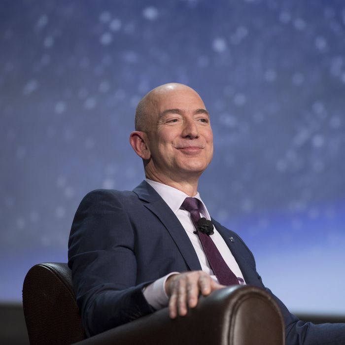 6b5038246fce9bb7b4122d142da00da9f5-bezos-space.rsquare.w700.jpg