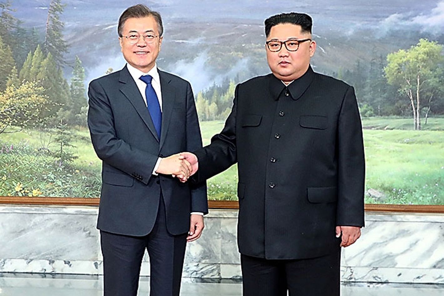 Sources claim Moon, Kim exchanged letters on possible talks