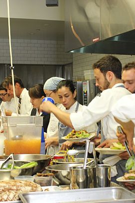 餐厅地下室的准备区有三张八英尺高的桌子，供全家用餐。因为餐厅很小，所以大家都在楼下吃饭。