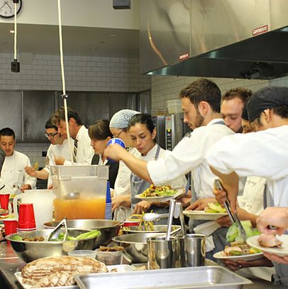 餐厅地下室的准备区有三张八英尺高的桌子，供全家用餐。因为餐厅很小，所以大家都在楼下吃饭。