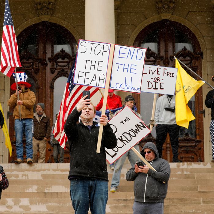 ¿Qué estará haciendo Ted Nugent ahora? E5adc34d59d8eac1298ece74bf8a87ac11-michigan-protest.rsquare.w700