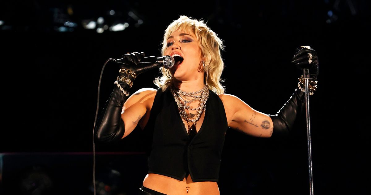 Miley Cyrus no cubre nada más para el álbum de Metallica