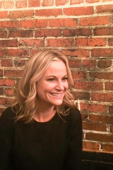 Is there anything Amy Poehler can’t do? One of Hollywood’s most sought-after talents for funny movies and TV shows, Poehler has also proved she’s a sharp executive producer getting behind hit comedy series like Comedy Central’s Broad City—and recently inking a three-year producing deal with NBC Studio Universal Television. Now this Golden Globe winner brings her comedic cred and longtime experience from top shows like Parks and Recreation and SNL to Difficult People.