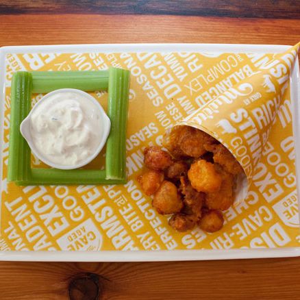 配芹菜和蓝纹奶酪蘸酱。