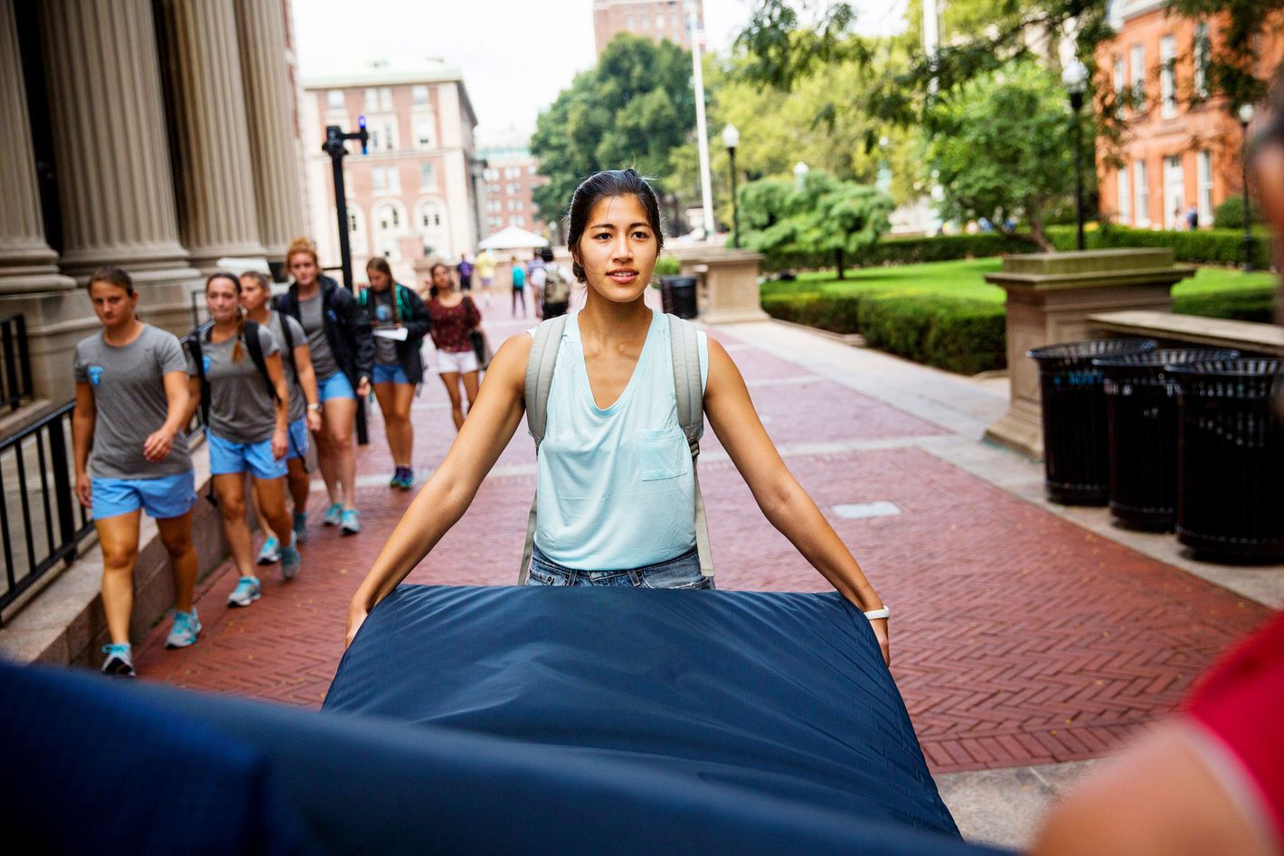 Carry that. Emma Sulkowicz. Колумбийский университет в Нью-Йорке. Columbia University students. Columbia University student's clothes.