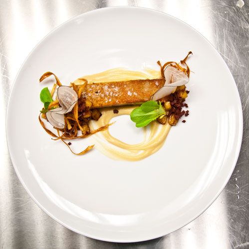 Suckling pig with radish, burdock, and apple