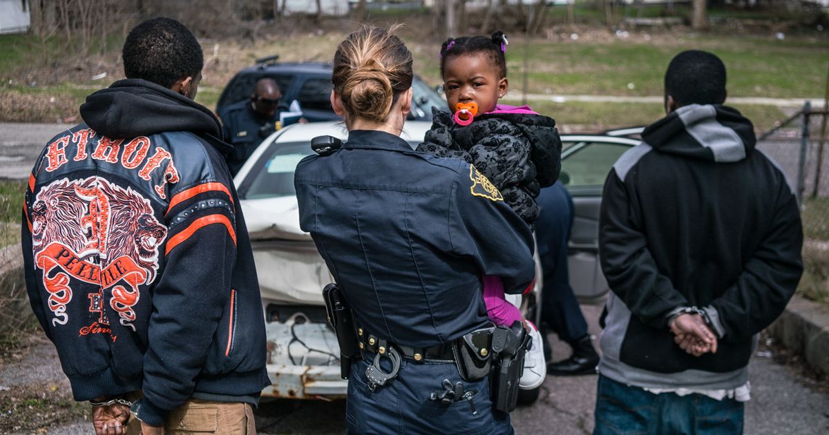 フリントタウン警官、政治、そして巻き付く都市の驚くべき肖像画です