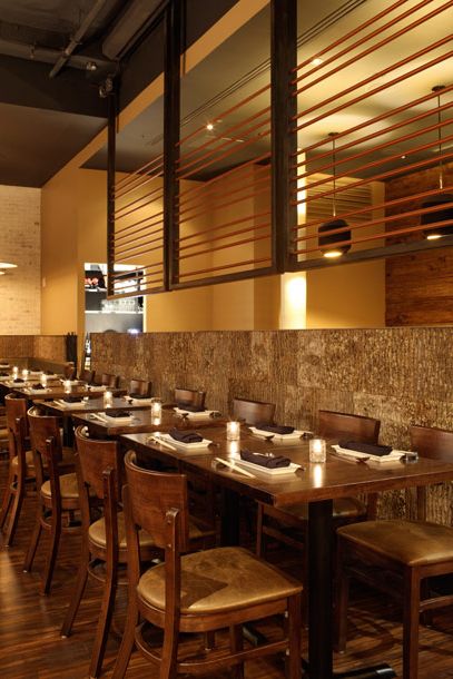 或坐在边桌上。