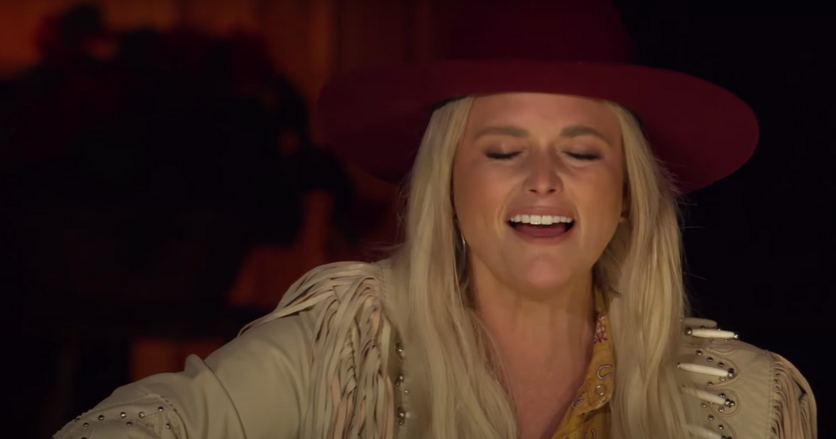 觀賞米蘭達蘭伯特 (Miranda Lambert) 在 CMT 頒獎典禮上表演《龍舌蘭酒》時的火熱氛圍