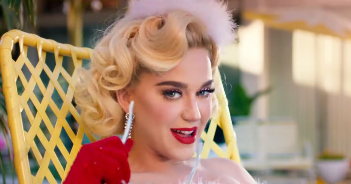 Katy Perry Releases Cozy Little Christmas Video WATCH   994b20572c4ef179137fb2c6d14537dca2 02 Katy Perry Christmas New.1x.rsocial.w1200 