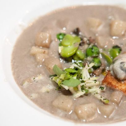 烟熏蚝汤、苹果、芹菜saldd,蚕豆bean and morel escabeche, brioche crouton (Chef Garces).