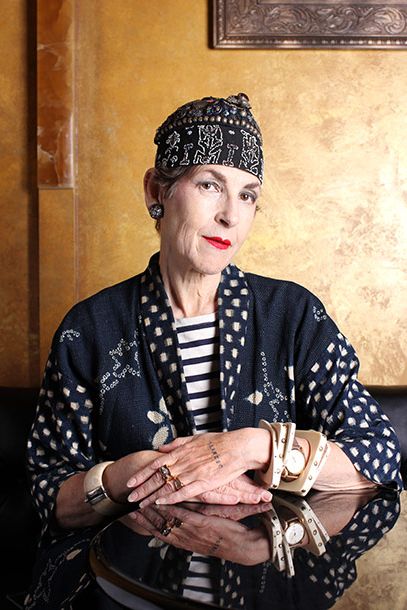 穿着20年代的和服，配上当代条纹衬衫，戴着复古珠宝和珠饰帽子。