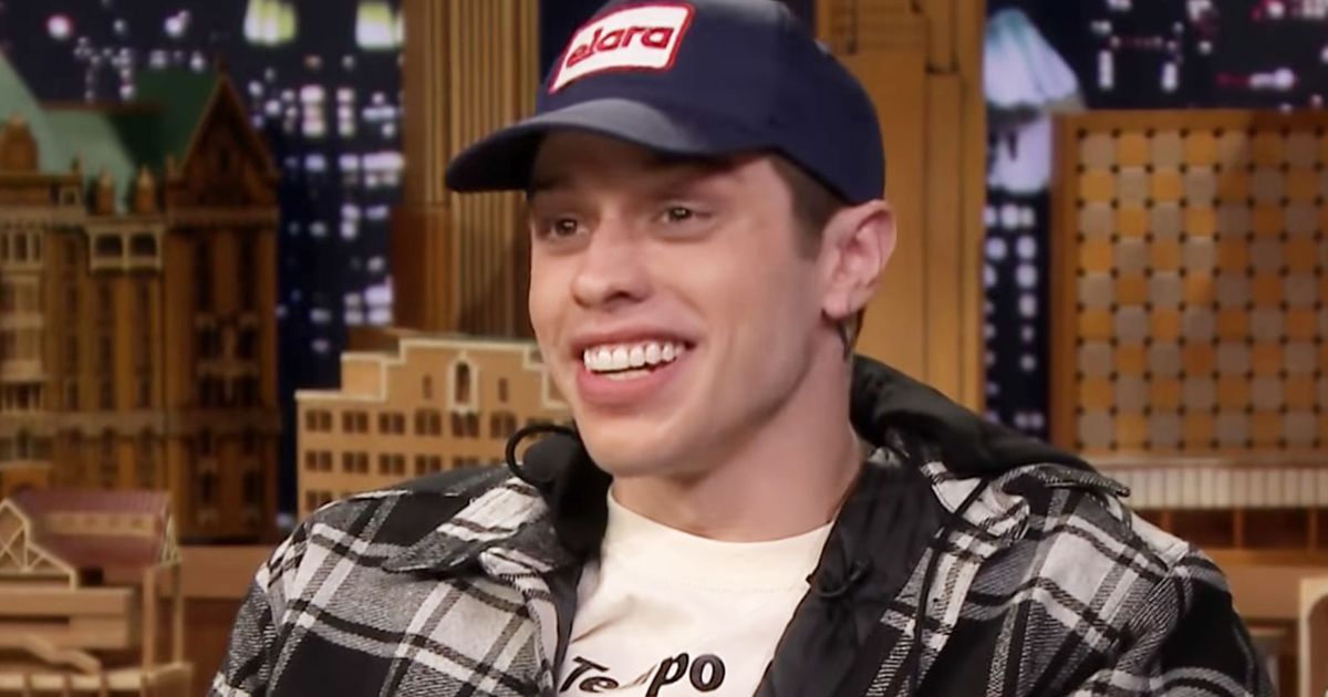 皮特戴維森 (Pete Davidson) 確認與愛莉安娜格蘭德 (Ariana Grande) 訂婚：“It’s F*cking Lit”