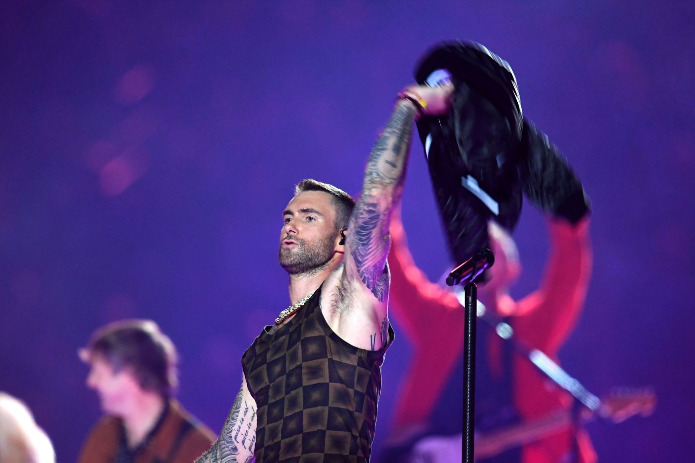 Super Bowl 2019 halftime show: Why Adam Levine's shirt looks like furniture  - Vox