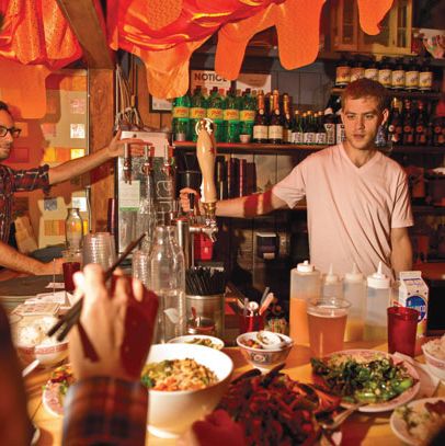 酒吧。Mission的一些年轻员工从加州搬到纽约为Bowien工作。