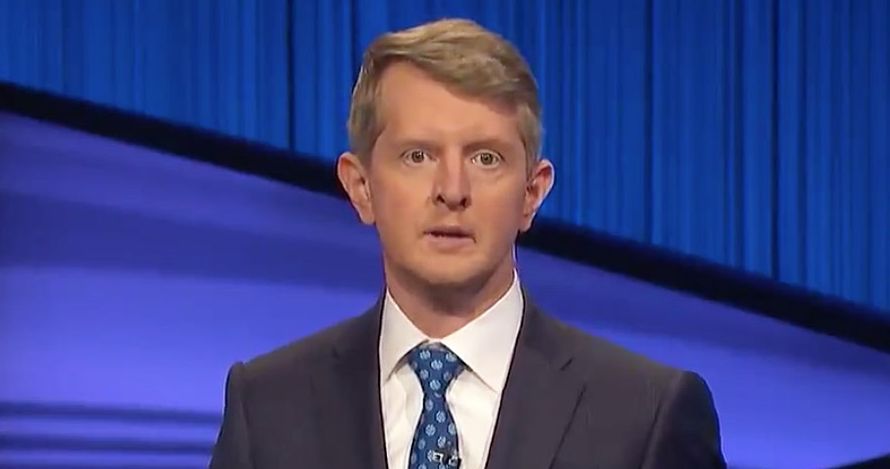 肯·詹寧斯 (Ken Jennings) 在他的第一場比賽中向“完美”亞歷克斯·特雷貝克 (Alex Trebek) 致敬危險！插曲