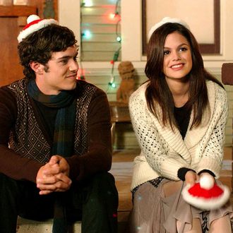 THE O.C.: Seth (Adam Brody, L) and Summer (Rachel Bilson, R) bask in the warm glow of the holiday on THE O.C. episode 