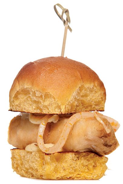 第七大街369号,11日圣,公园坡;347 - 916-0031 (See the Listing)   To the panoply of rolls at New York chefs’ disposal, add Hawaiian-style mini-buns. Soft and slightly sweet, they house Dale Talde’s trio of diminutive sandwiches, including one featuring rice‑floured, deep-fried Long Island fluke, accessorized with black‑pepper-vinegar mayo and pickled shallots.
