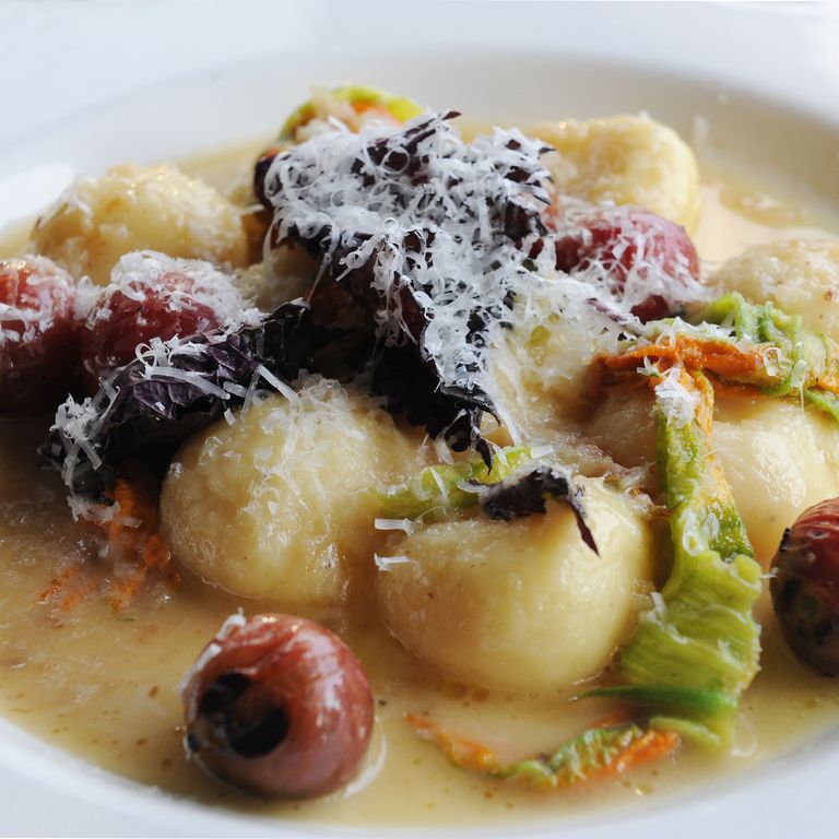 瑞士甜菜小汤圆，南瓜花，烧焦的祖传番茄，紫苏和佩科里诺干酪。