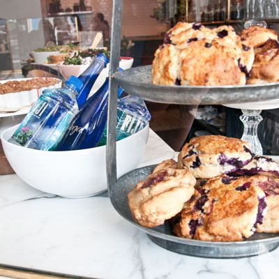 从上往下是Asher's司康饼配三星草莓和马达加斯加香草;亚瑟烤饼配本地蓝莓和柠檬皮。